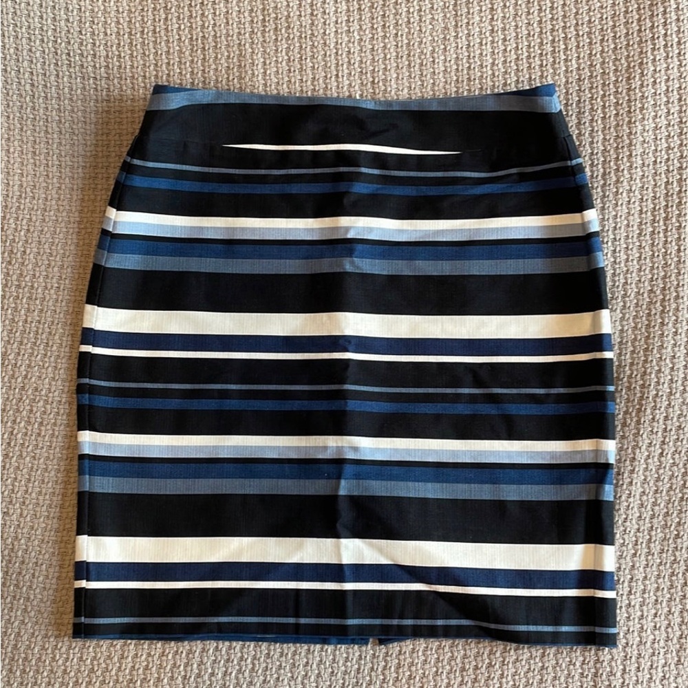Banana Republic Blues and White Stripe Pencil Skirt Size 6